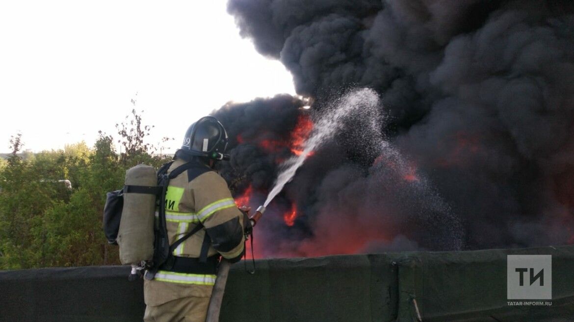 В Челнах пожарные с четырех утра тушат пылающие на территории склада резину и пластик