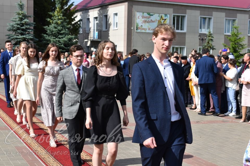 На центральной площади Аксубаева прошел главный выпускной района