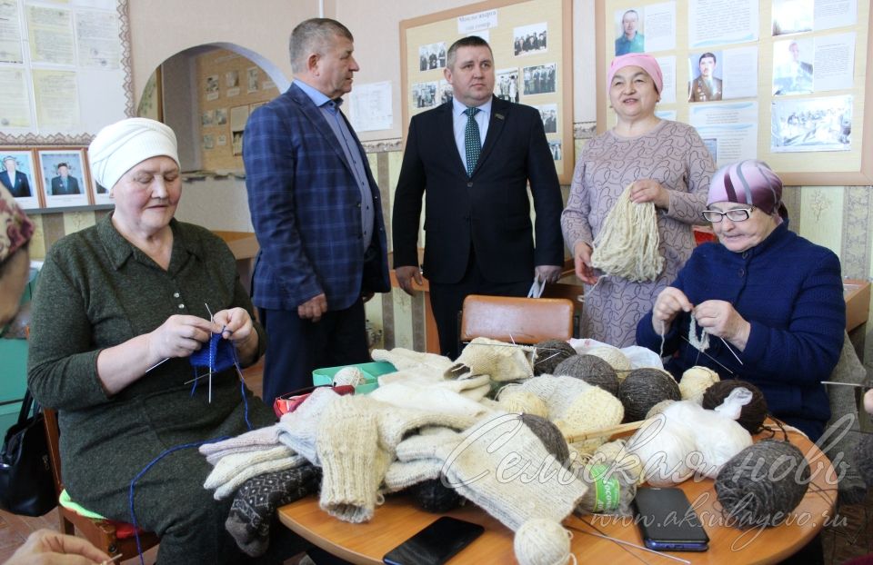 В музее Газиза Кашапова вяжут носки для мобилизованных