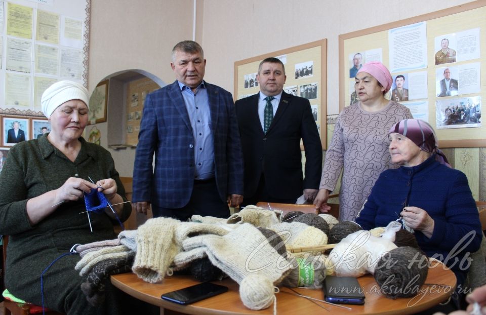 В музее Газиза Кашапова вяжут носки для мобилизованных