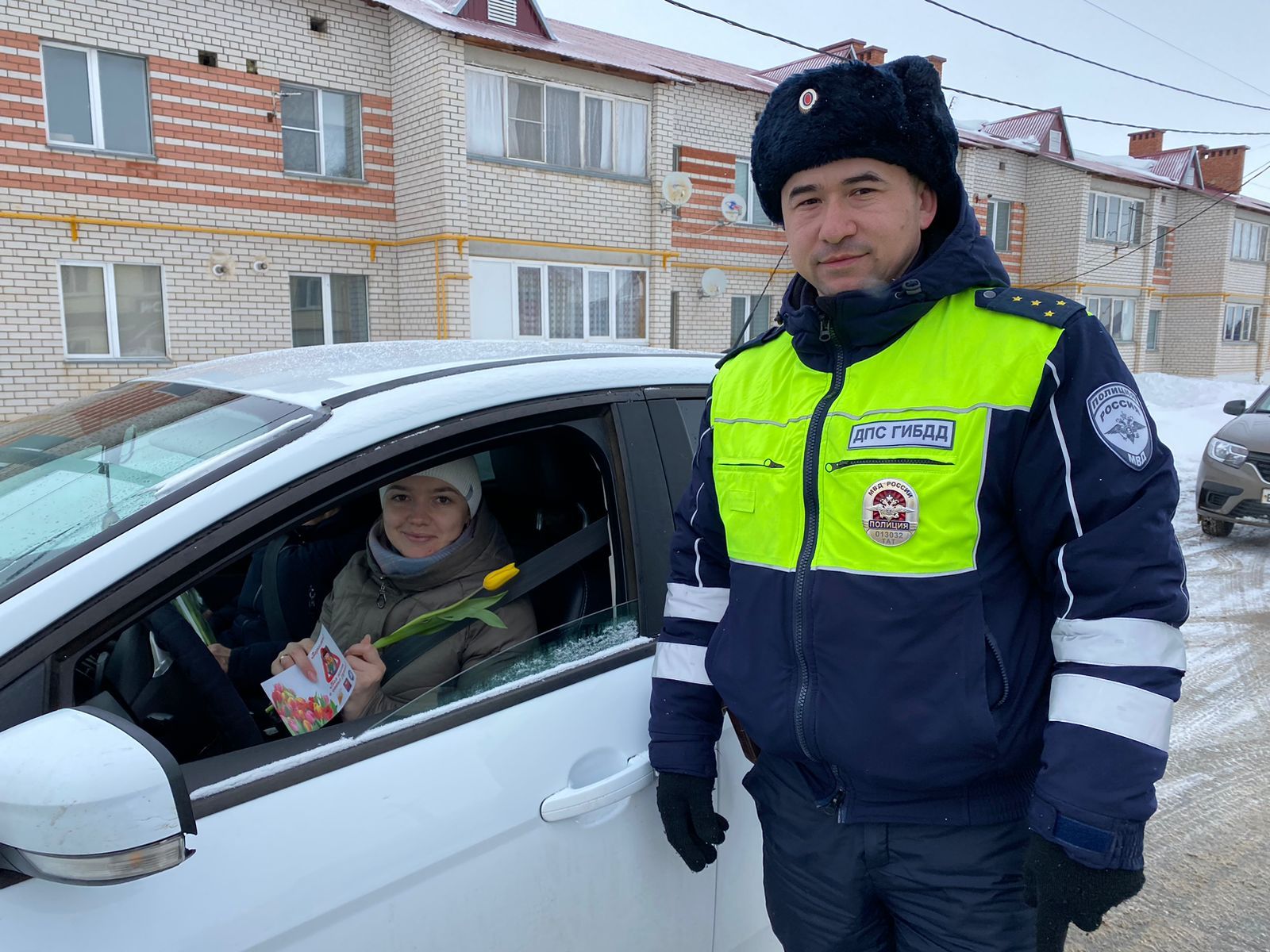 Аксубай районы дәүләт автоинспекторлары чәчәкләр белән юлга чыктылар