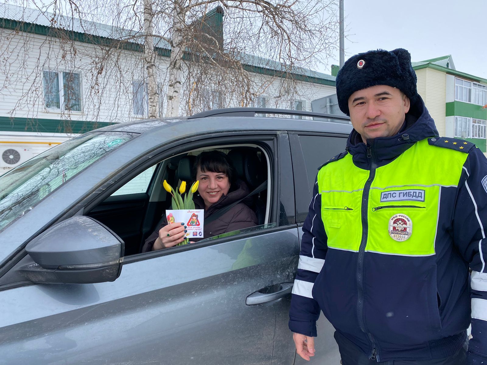 Аксубай районы дәүләт автоинспекторлары чәчәкләр белән юлга чыктылар