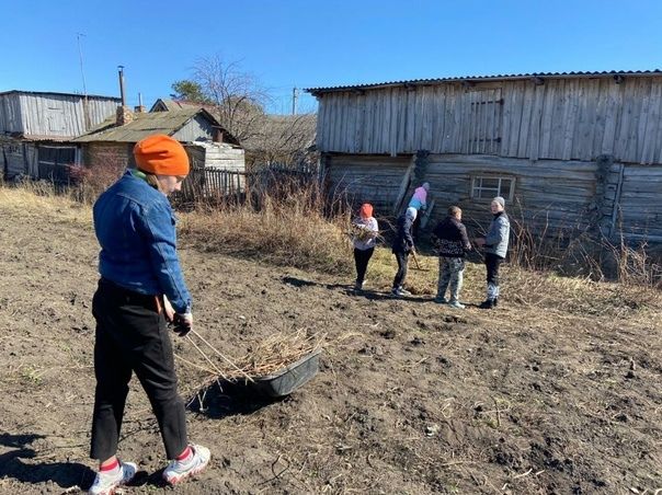 В рамках санитарно-экологического двухмесячника работают тимуровцы