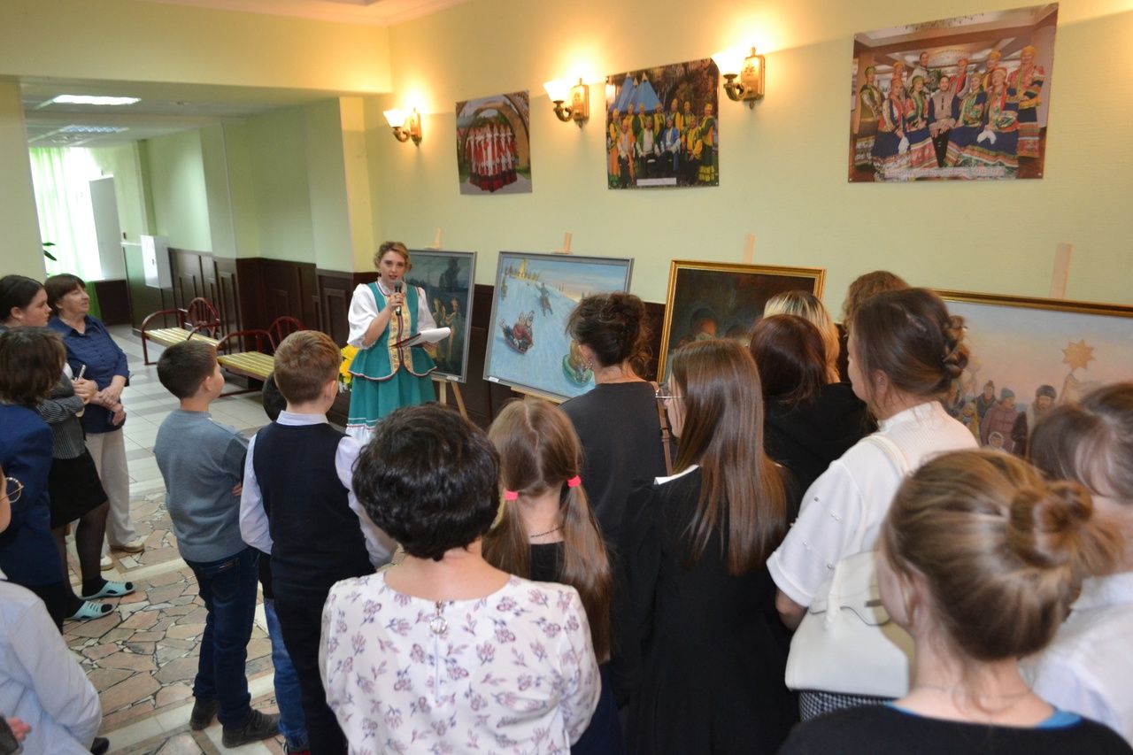 В Аксубаеве открылась выставка картин молодых художников
