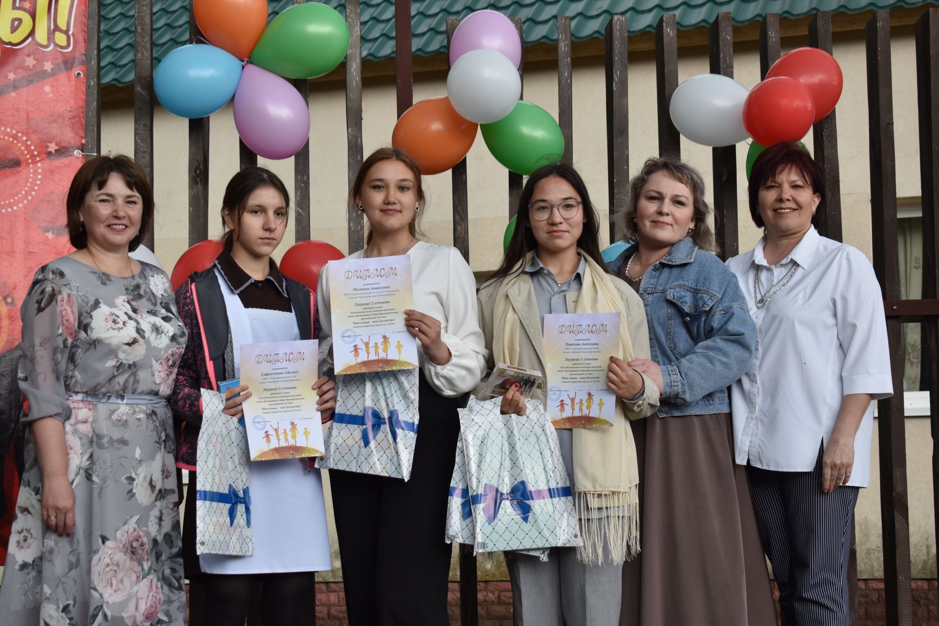 Аксубайда гаилә турында рәсемнәр бәйгесе призерларын бүләкләделәр