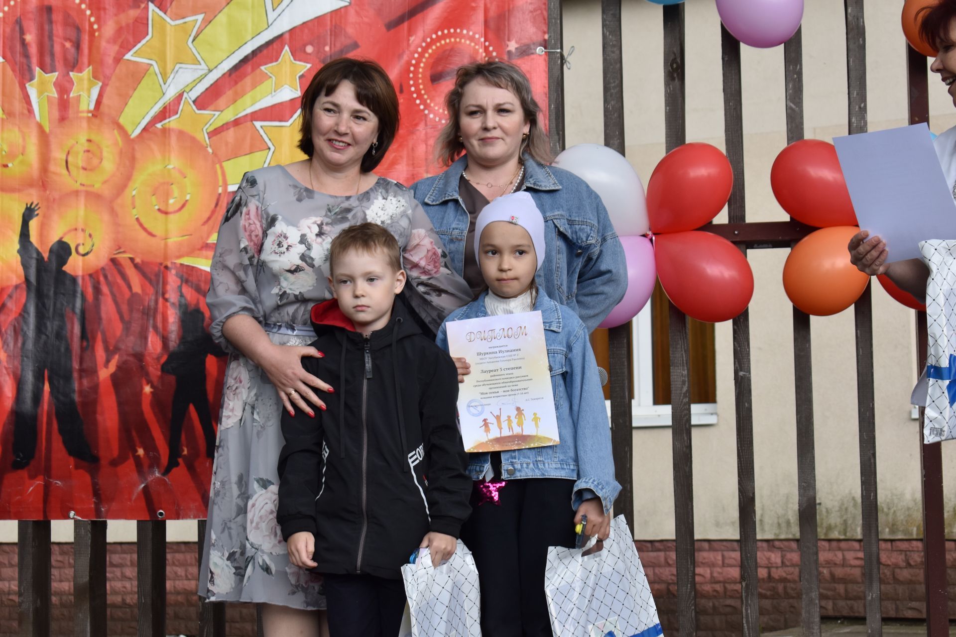 Аксубайда гаилә турында рәсемнәр бәйгесе призерларын бүләкләделәр