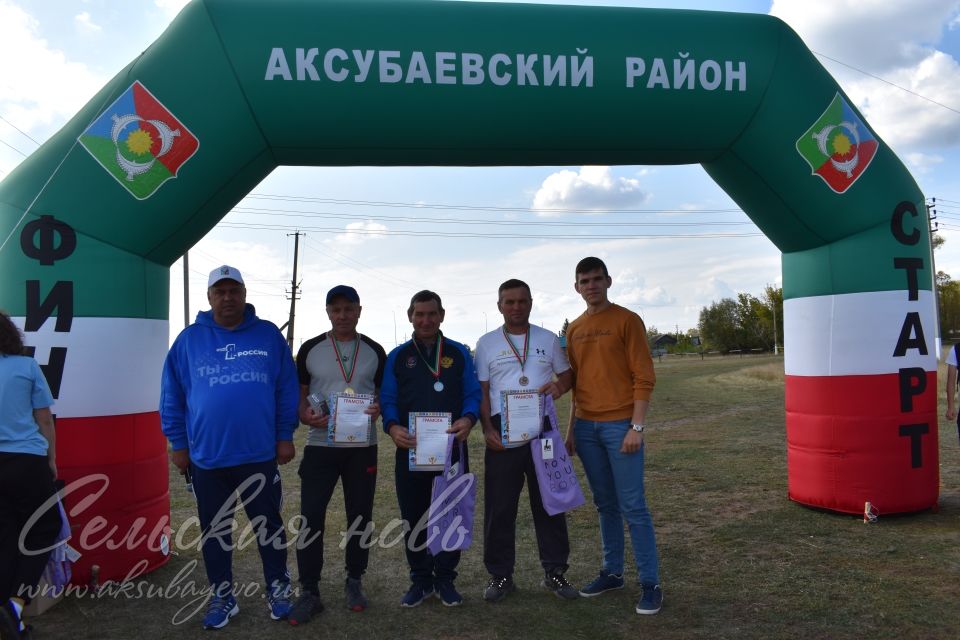 Победителей аксубаевского «Кросса нации 2023», «Кросса Татарстана» чествовали на беговой площадке