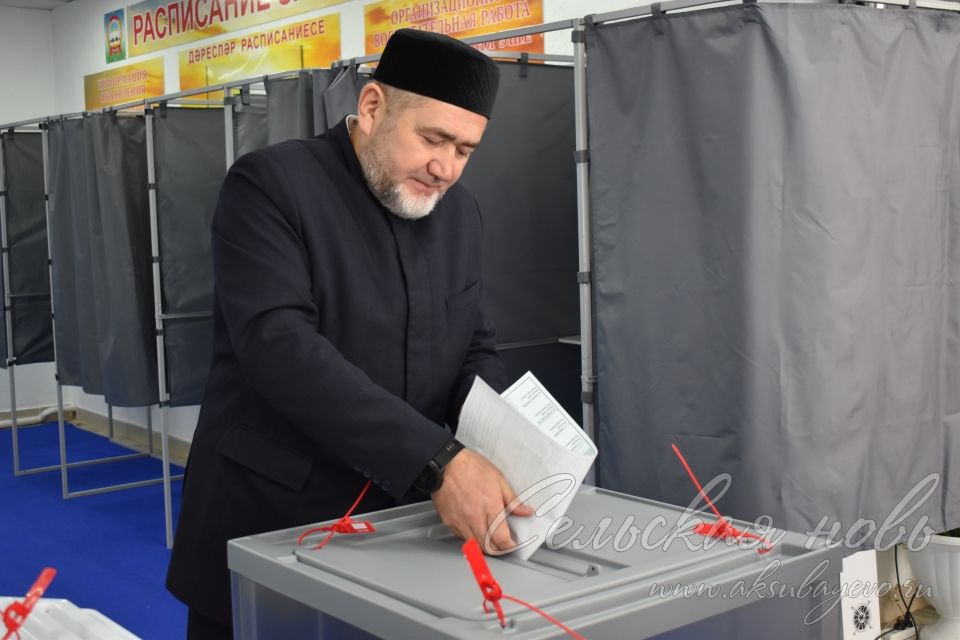 Многодетная семья заместителя муфтия Татарстана Равиля Зуферова проголосовала на избирательном участке в Аксубаеве
