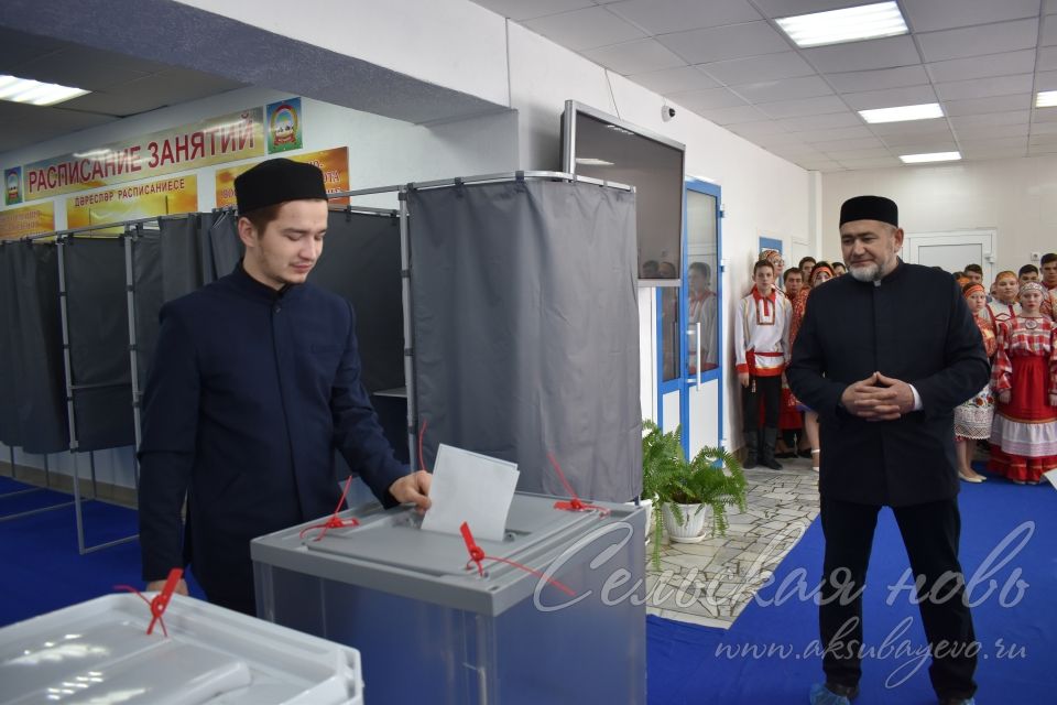 Многодетная семья заместителя муфтия Татарстана Равиля Зуферова проголосовала на избирательном участке в Аксубаеве