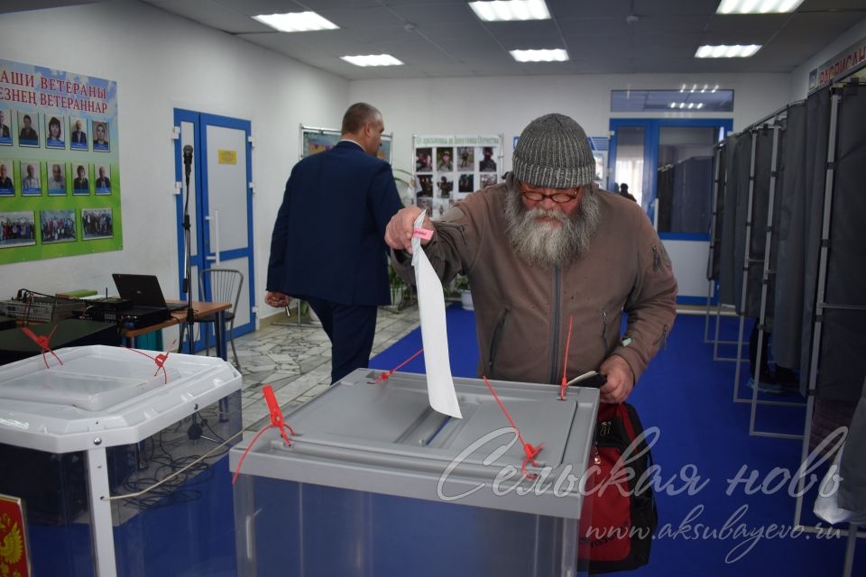 На Аксубаевском избирательном участке 571 избирателей встречают патриотическими песнями и угощают шашлыками