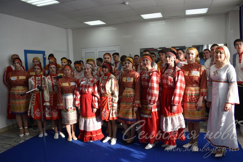 На Аксубаевском избирательном участке 571 избирателей встречают патриотическими песнями и угощают шашлыками