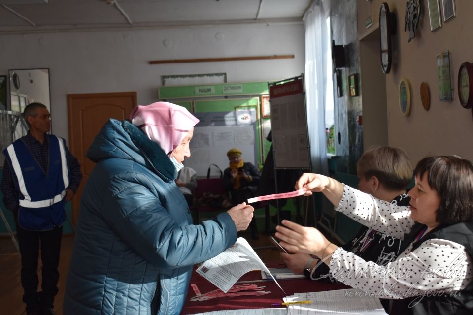В Саврушах Аксубаевского района проголосовали родители участника СВО