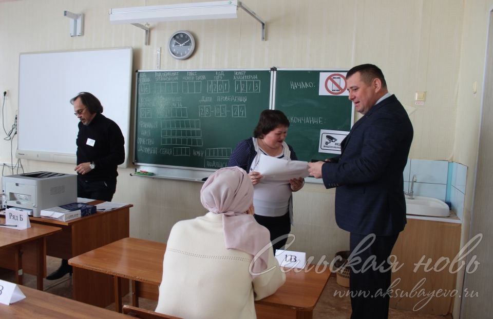 Аксубай укучыларының әти-әниләре Бердәм дәүләт имтиханы ничек узуын үзләрендә сынап карадылар