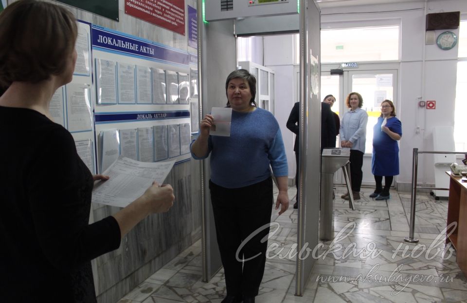 Аксубай укучыларының әти-әниләре Бердәм дәүләт имтиханы ничек узуын үзләрендә сынап карадылар