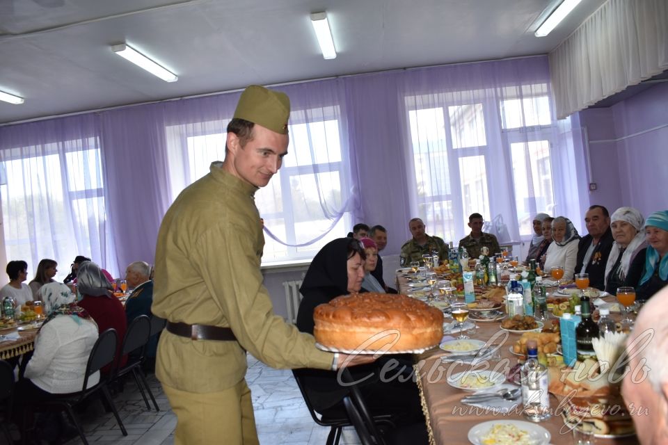 В Аксубаеве ветеранов, матерей и жен участников СВО поздравили с Днем Победы