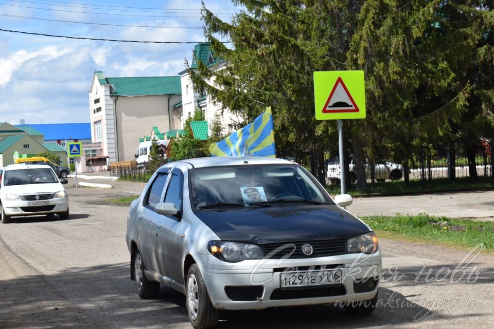 В Аксубаеве Победный автопробег собрал более двух десятков машин