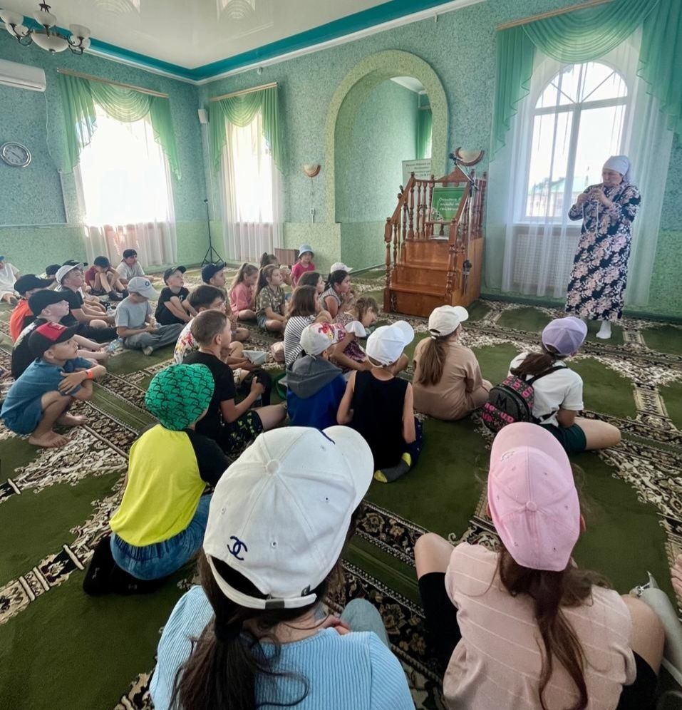 Аксубай мәктәбе лагеренда ял итүче балалар православие гыйбадәтханәсендә һәм мәчеттә булдылар