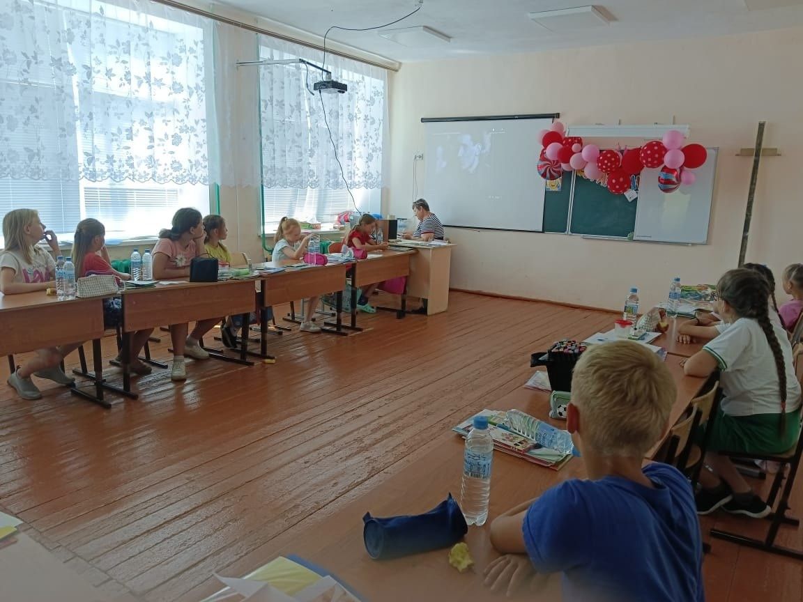 Отдыхающих в оздоровительном лагере детей учат обращаться с финансами