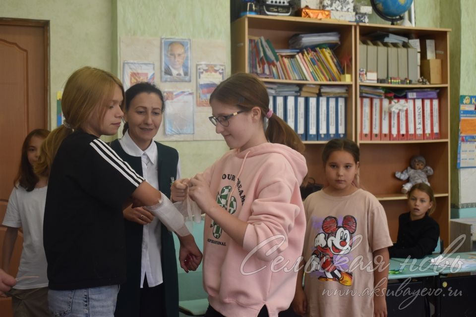 В лагере Старомокшинской школы зажгли свечи в память о погибших в террористических актах в Крыму и Дагестане