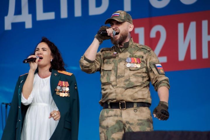Россия көнендә Аксубай офицерының хатыны башкаланың «Казан» гаилә үзәге янында сәхнәдә җырлады
