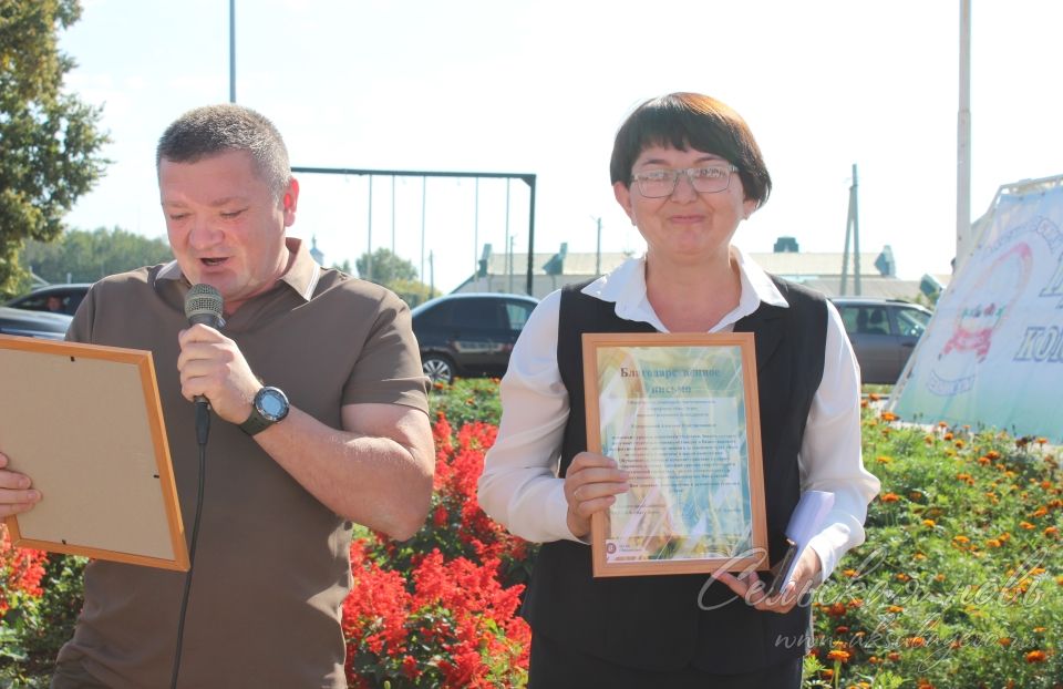 Белем көнендә Аксубай техникумында җәй көне район кырларында эшләгән студентларны премияләр белән бүләкләделәр
