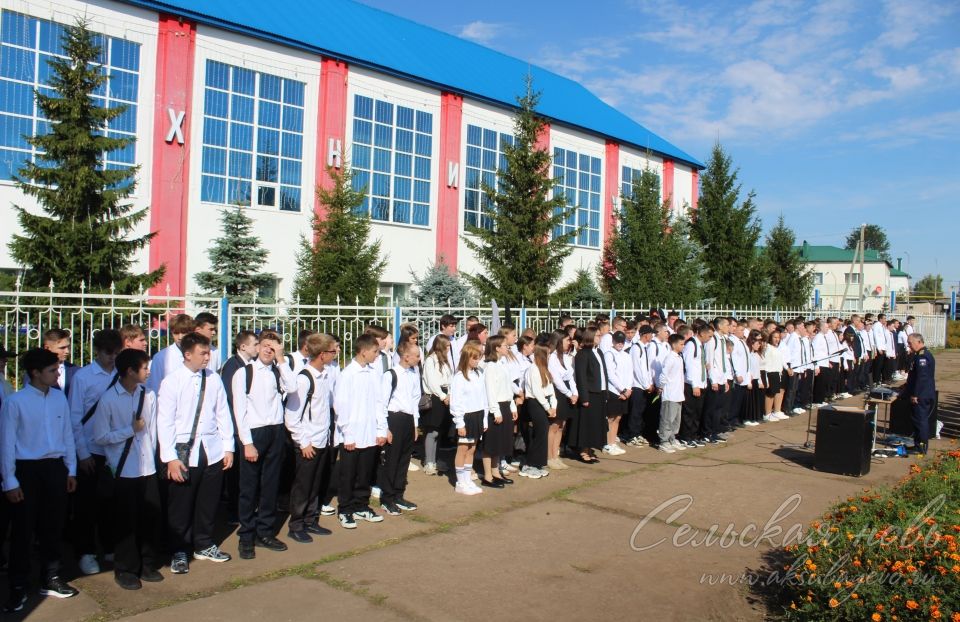 Белем көнендә Аксубай техникумында җәй көне район кырларында эшләгән студентларны премияләр белән бүләкләделәр