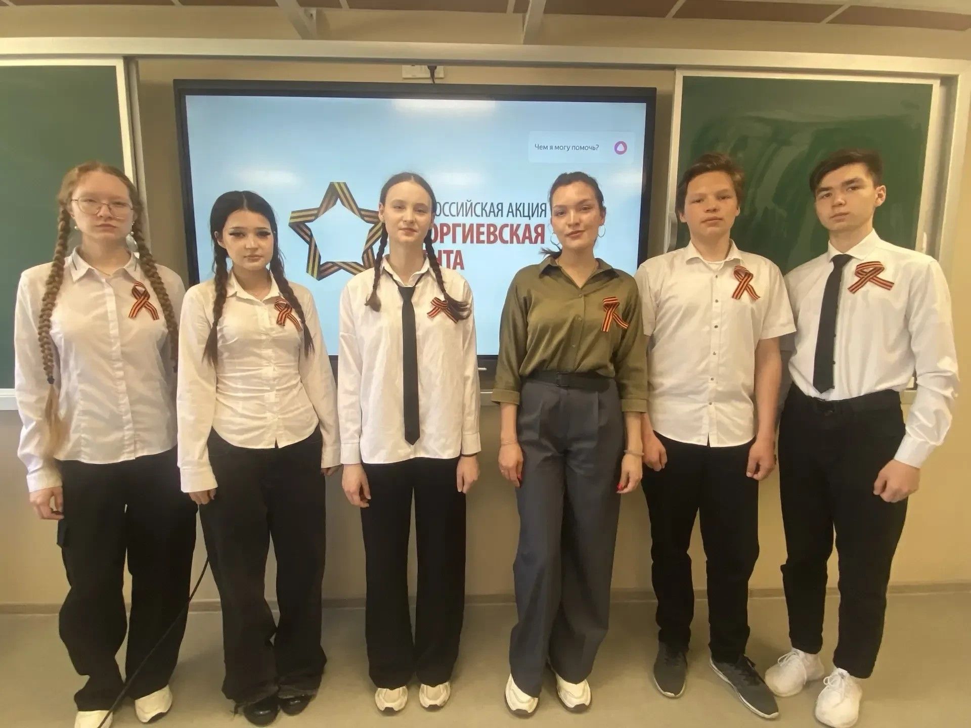 Активисты Движения Первых школы №1 провели акцию «Георгиевская лента» в Аксубаеве
