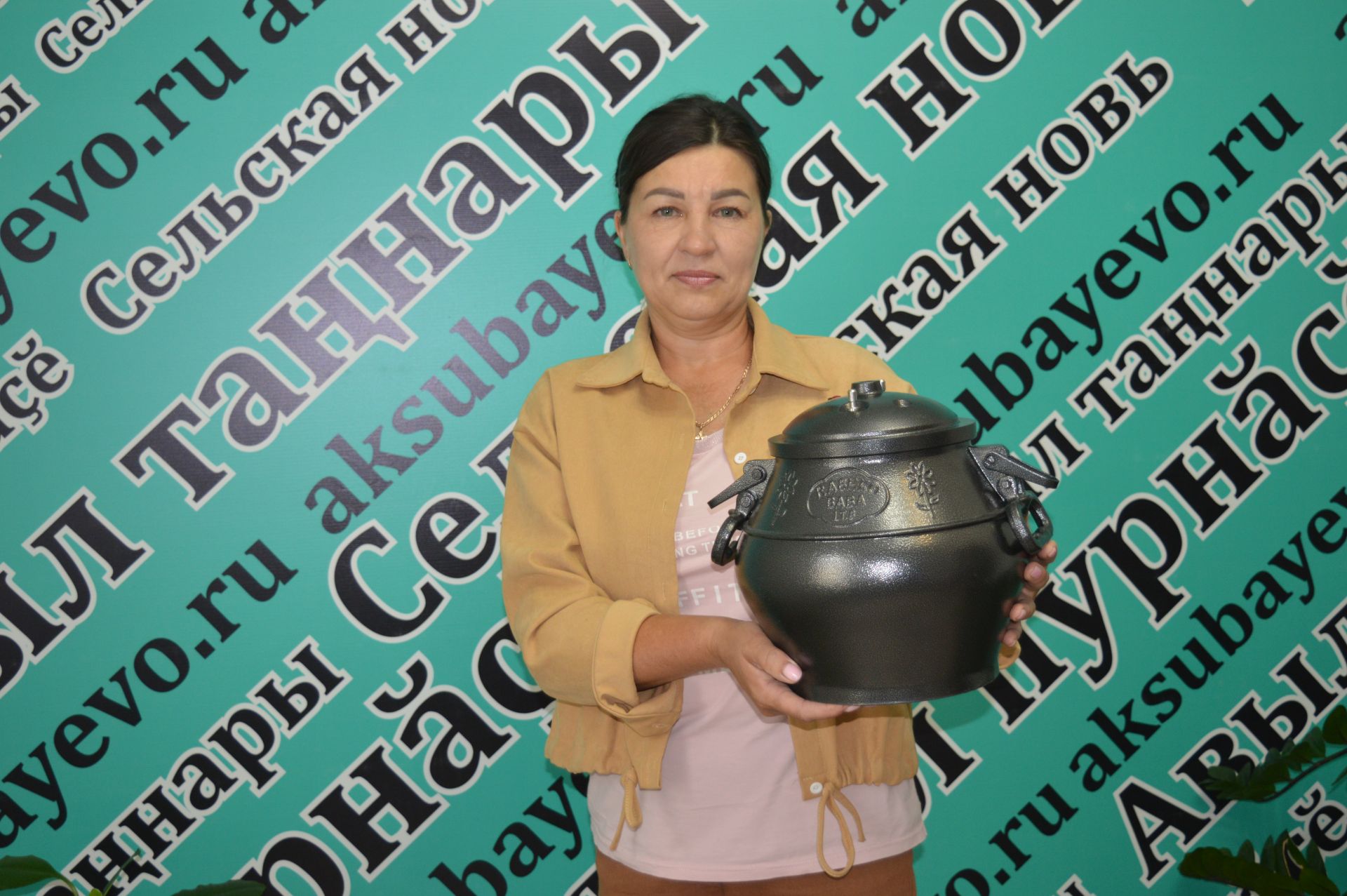 Аксубай китапханәчесе район газетасы редакциясеннән әфган казанын алып китте