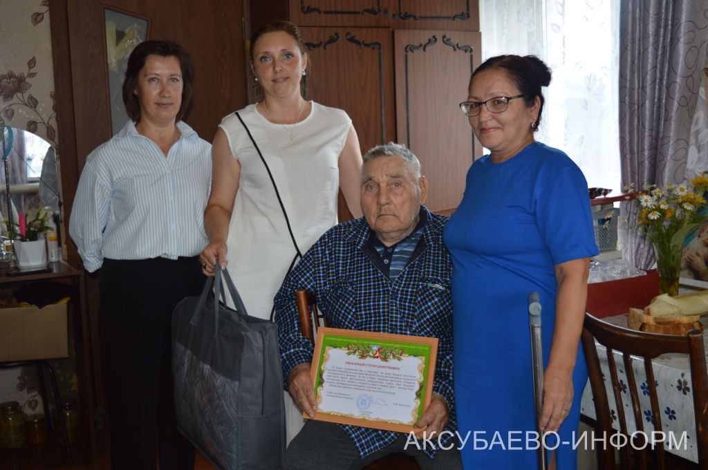 Аксубай педагогия училищесын тәмамлаучы гомерен бораулау, төзелеш һәм терлекчелеккә багышлаган