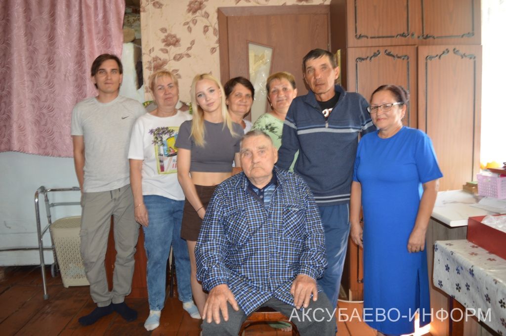 Аксубай педагогия училищесын тәмамлаучы гомерен бораулау, төзелеш һәм терлекчелеккә багышлаган