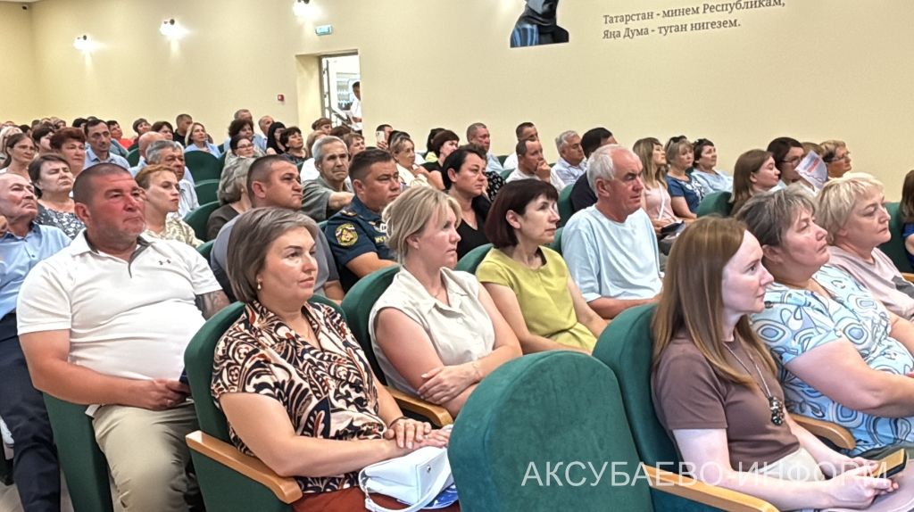 Айдар Метшин Аксубай районында «Нәтиҗәгә эшлибез!» форумында Халык партиясенең казанышлары һәм планнары турында сөйләде