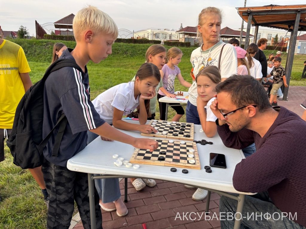 Игелекле күршеләр паркта очрашты