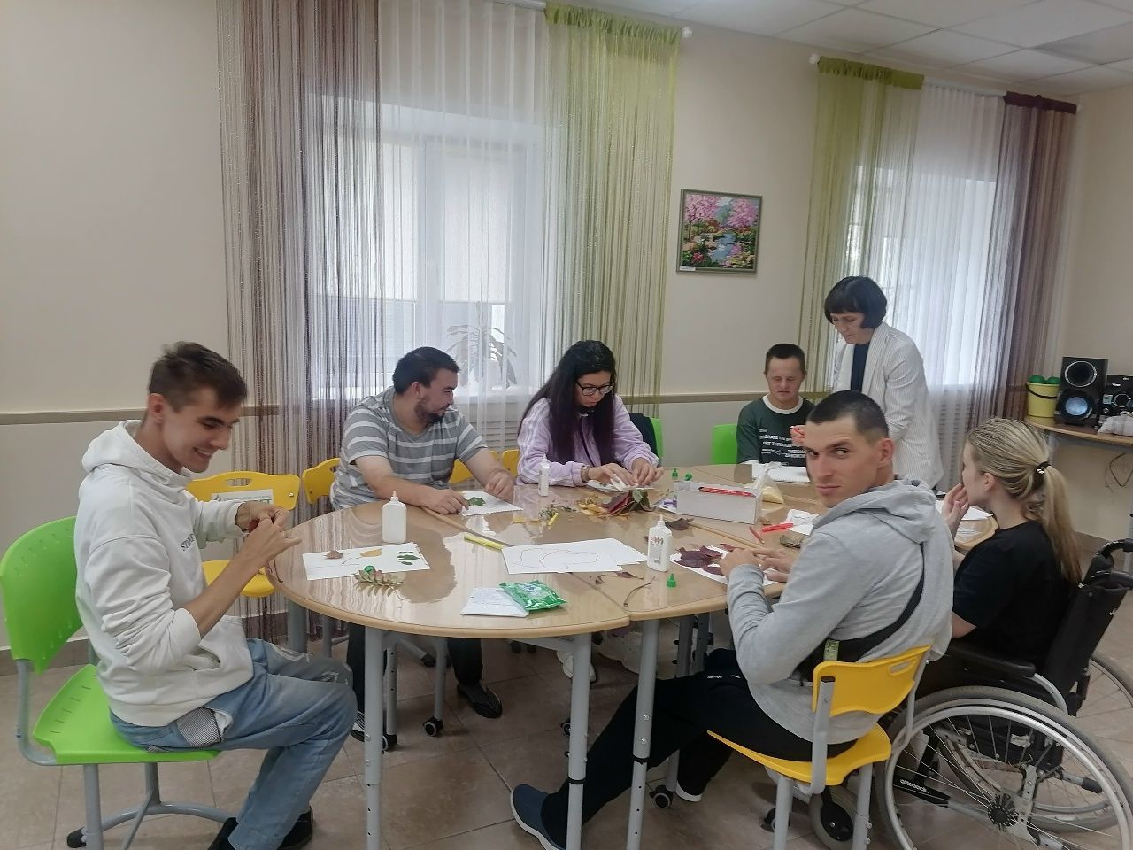 Көзге буяулар: җылылыкны үз куллары белән тудырдылар