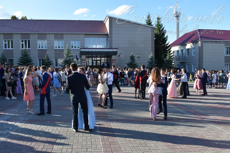На центральной площади Аксубаево прошел общерайонный выпускной бал