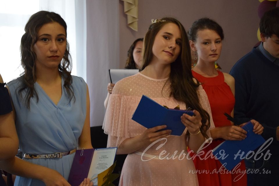 Глава Аксубаевского района вручил ученикам аттестаты
