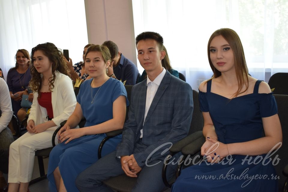 Глава Аксубаевского района вручил ученикам аттестаты