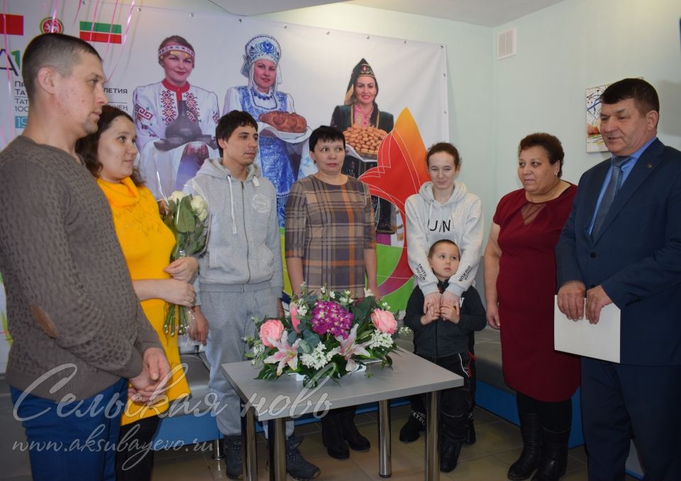 2020 елда Аксубай районында беренче булып дөньяга аваз салган сабыйның әти-әнисенә "ТАССРга 100 ел" медале тапшырылды
