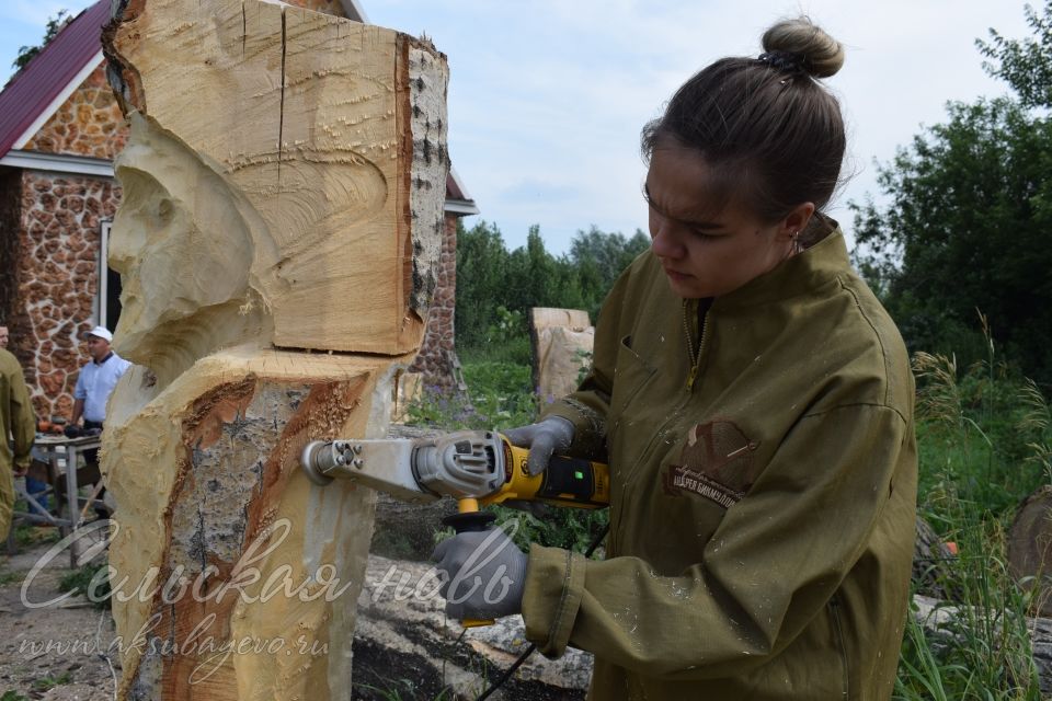 Аксубаевский мастер по дереву превращает поленья в произведения искусства