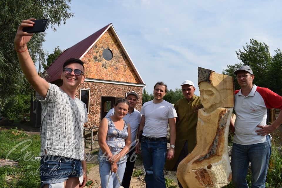 Аксубаевский мастер по дереву превращает поленья в произведения искусства
