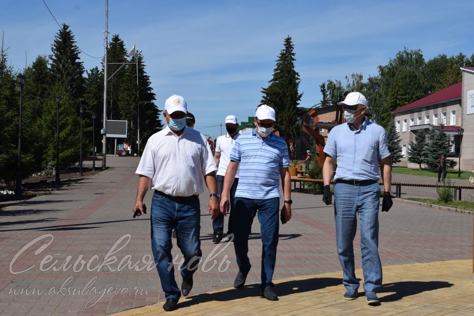 На параде комбайнов в Аксубаевском районе Марат Зяббаров наградил лучших земледельцев