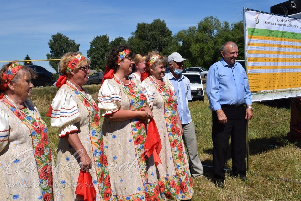 На параде комбайнов в Аксубаевском районе Марат Зяббаров наградил лучших земледельцев
