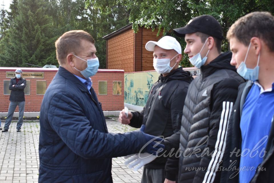 Аксубаевских призывников провожали в солдаты от памятника воину-освободителю