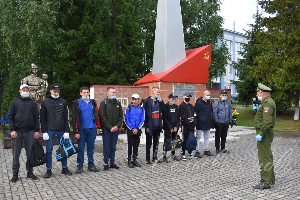 Аксубаевских призывников провожали в солдаты от памятника воину-освободителю