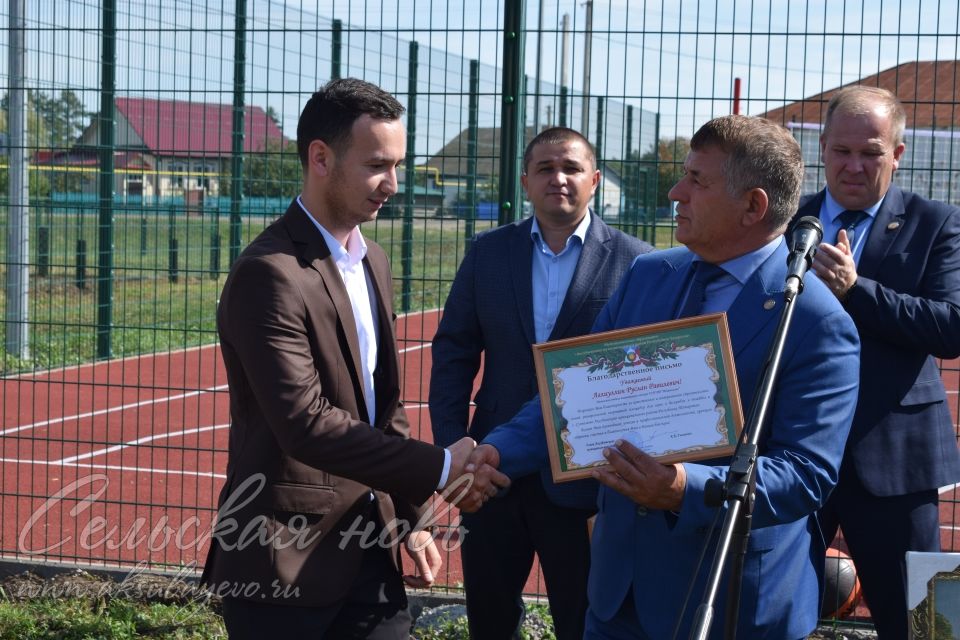 Первый мяч в корзину на новой спортплощадке в Аксубаевском районе забросил Владимир Леонов