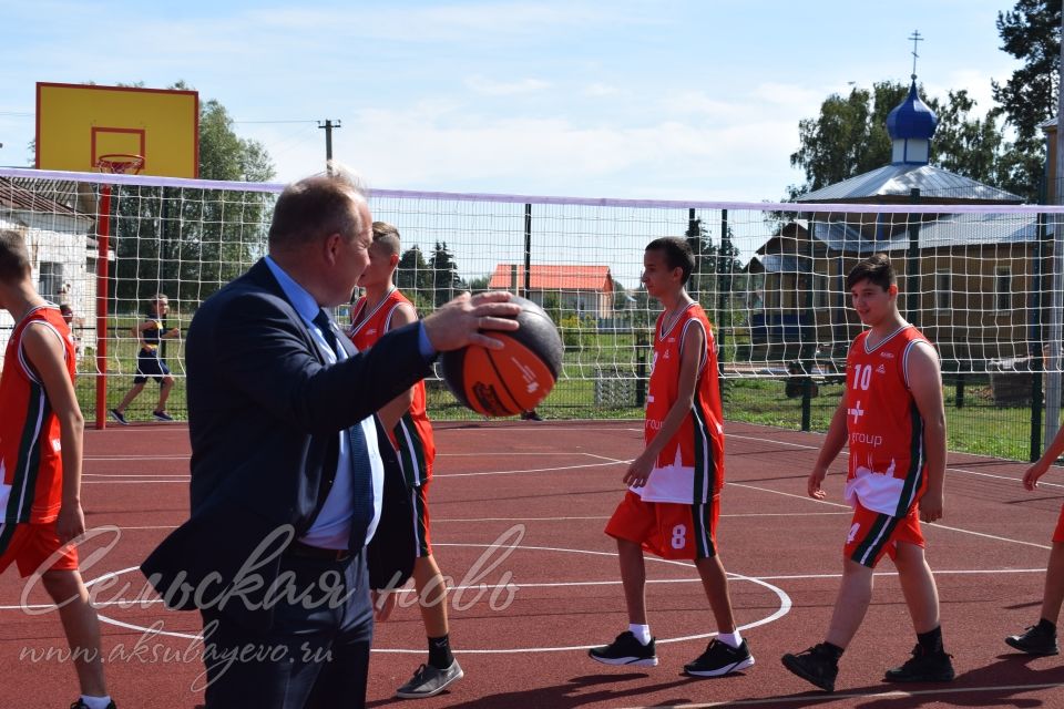 Первый мяч в корзину на новой спортплощадке в Аксубаевском районе забросил Владимир Леонов