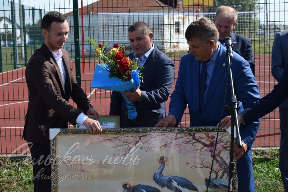 Аксубай районында яңа спорт мәйданчыгында беренче тупны Владимир Леонов кертте