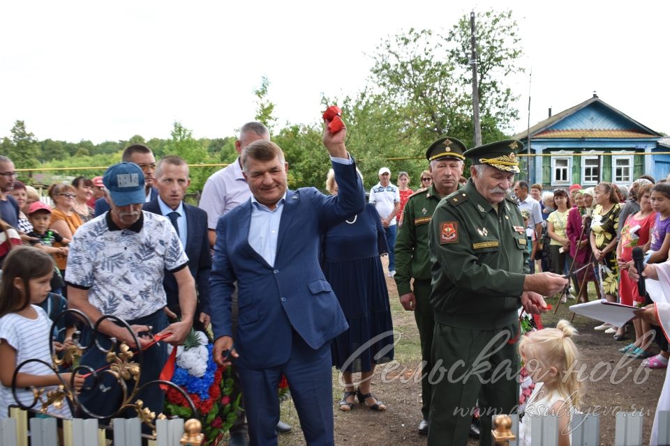 В поселке Федоровский в день столетия деревни открыли памятник воинам-землякам
