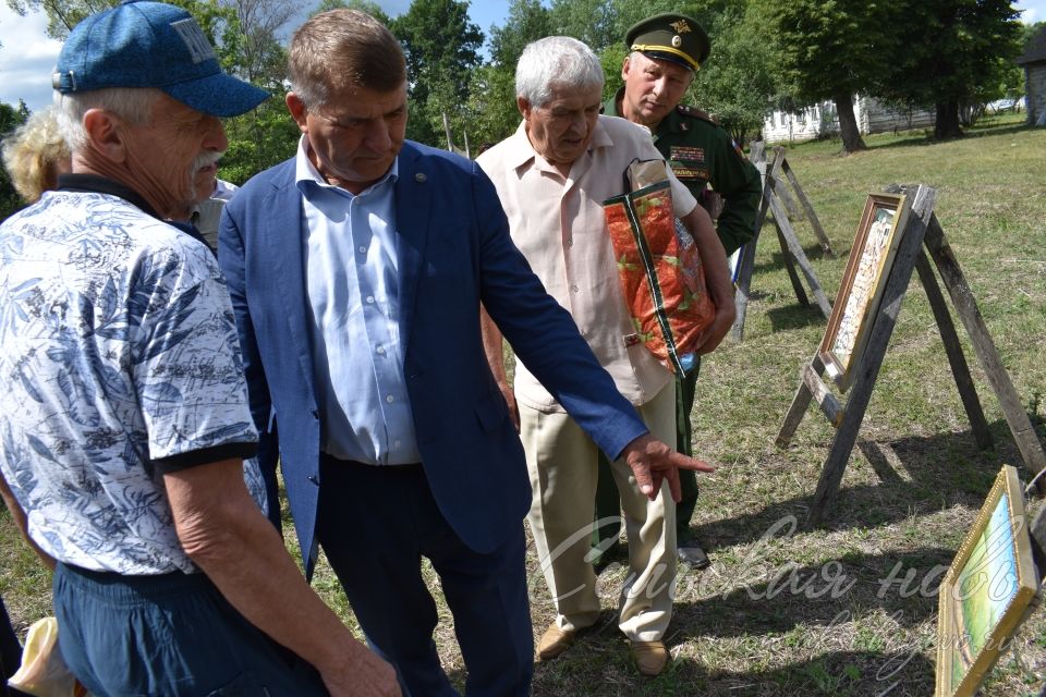В поселке Федоровский в день столетия деревни открыли памятник воинам-землякам