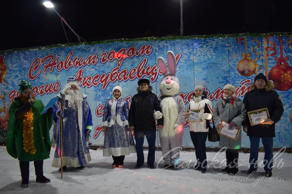 Аксубаевцы проводили 2021 год массовым гулянием на центральной площади