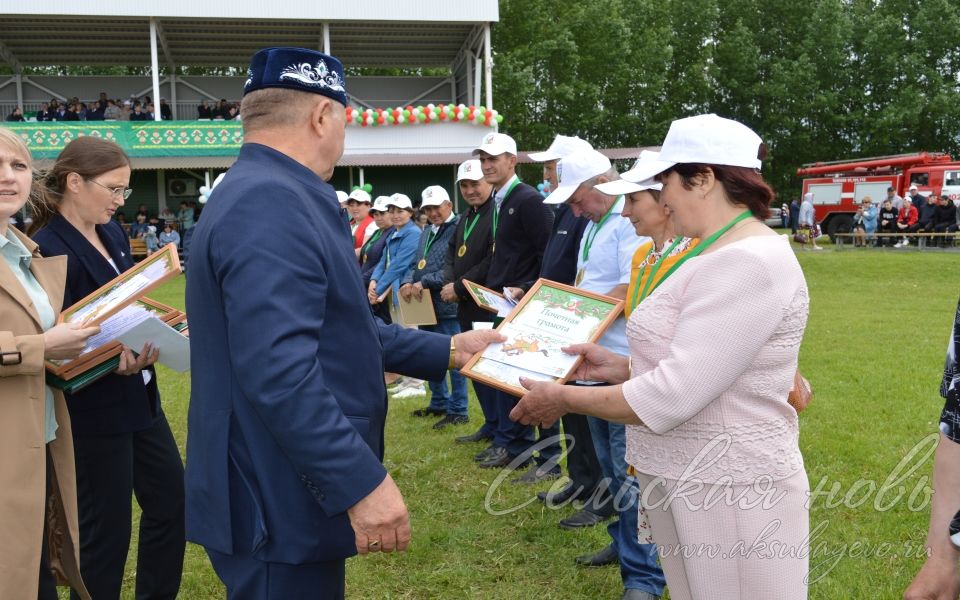Аксубай районында авыл хуҗалыгы алдынгыларын хөрмәтләделәр, Россиянең яшь гражданнарына паспортлар тапшырдылар